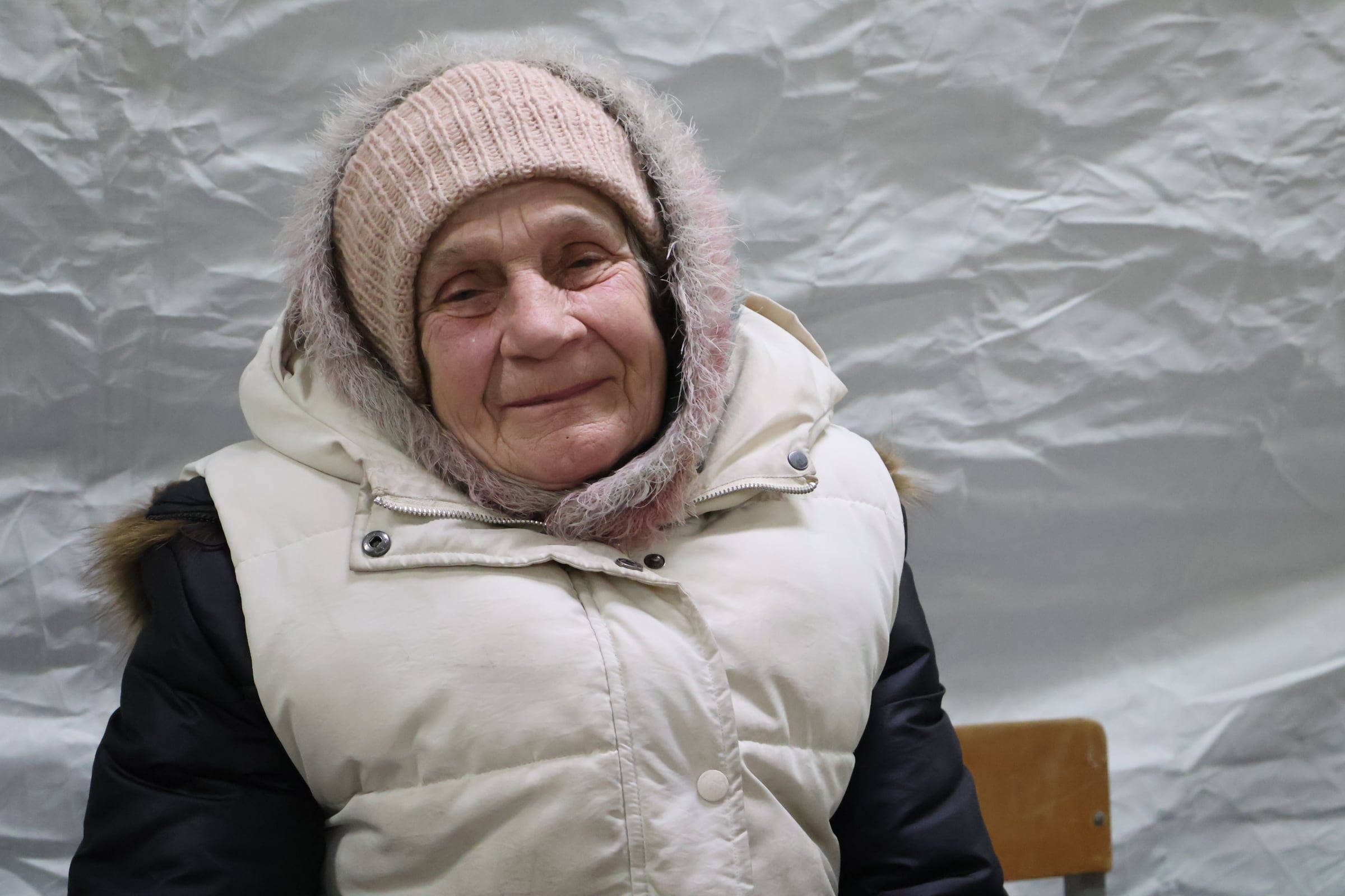 Vera Ivanivna pasa el día en una tienda de campaña de emergencias de Kiev.