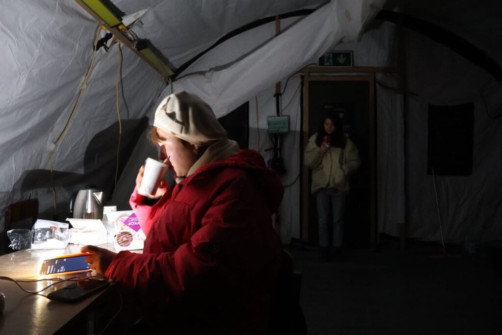 Una mujer se refugia del frío en una tienda del Servicio de Emergencias de Ucrania, el 27 de enero en Troyeshchina (Kiev).