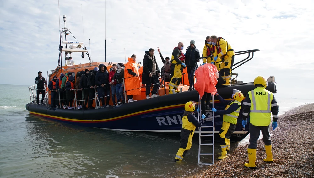 Nuevas facultades para confiscar teléfonos a migrantes irregulares en puertos británicos