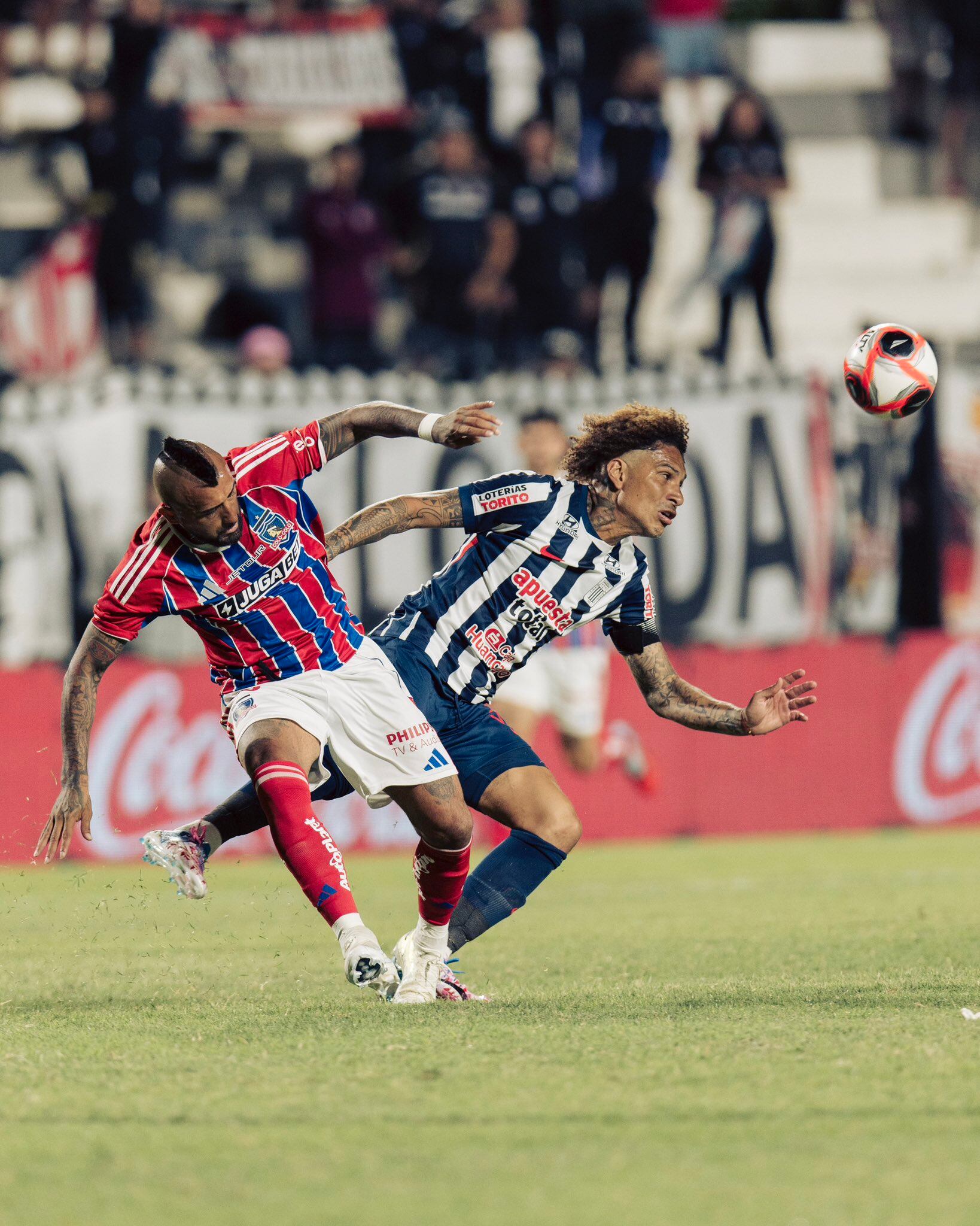 Paolo Guerrero en disputa del balón con Arturo Vidal en Alianza Lima vs Colo Colo. Crédito: Serie Río de la Plata