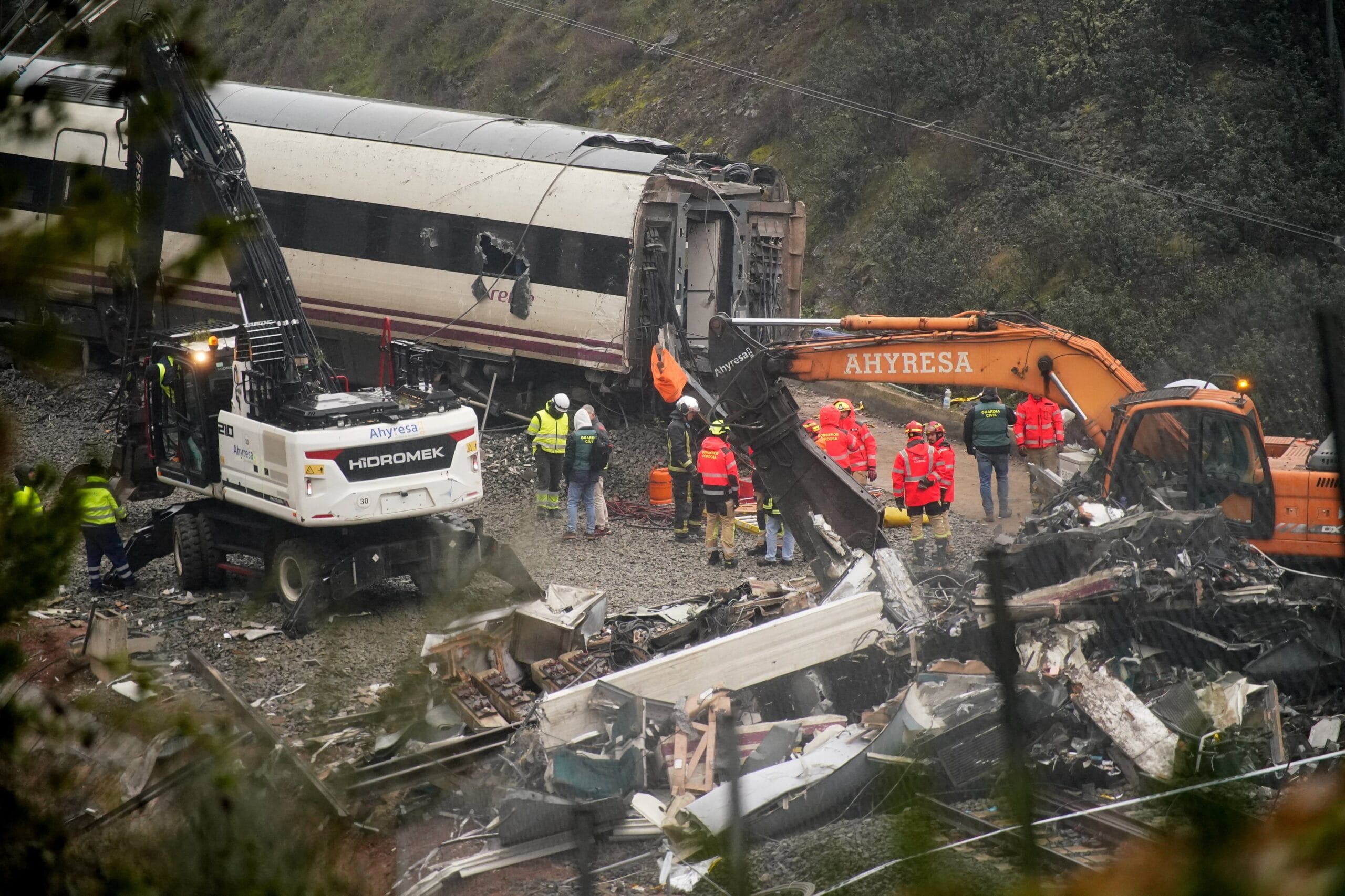 Trabajadores operan maquinaria pesada mientras continúan los trabajos de retirada tras el mortal descarrilamiento de dos trenes de alta velocidad cerca de Adamuz, en Córdoba. / REUTERS - Ana Beltran