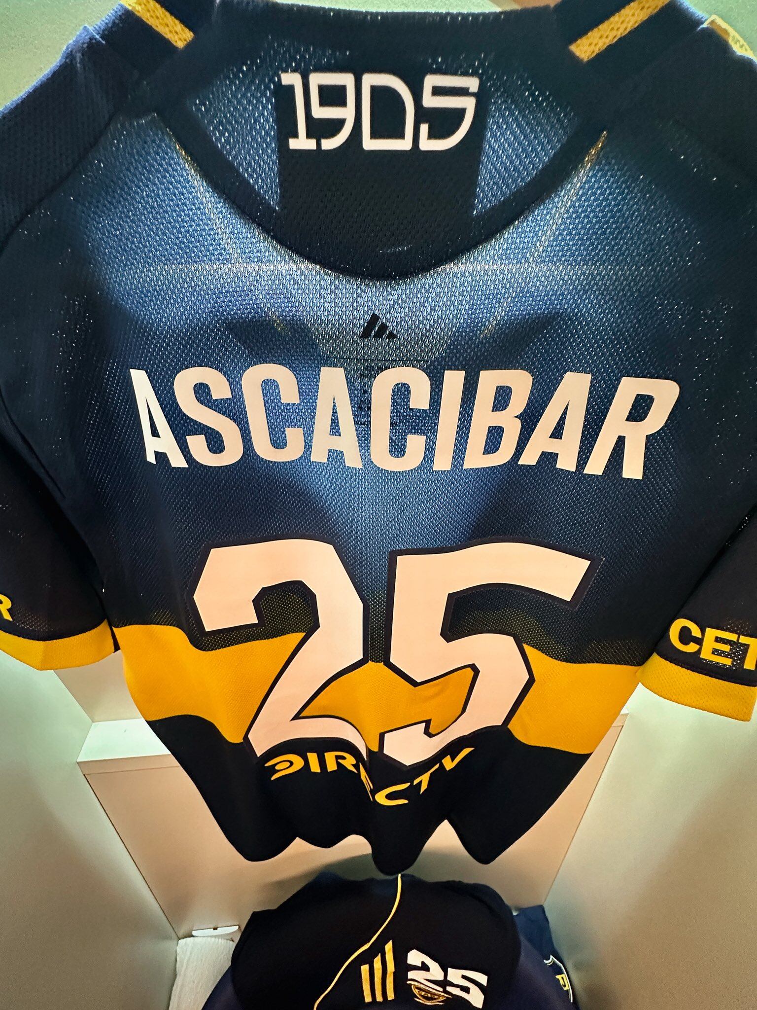 Santiago Ascacíbar va a utilizar el dorsal 25 en Boca Juniors (Crédito: @BocaJrsOficial/X)