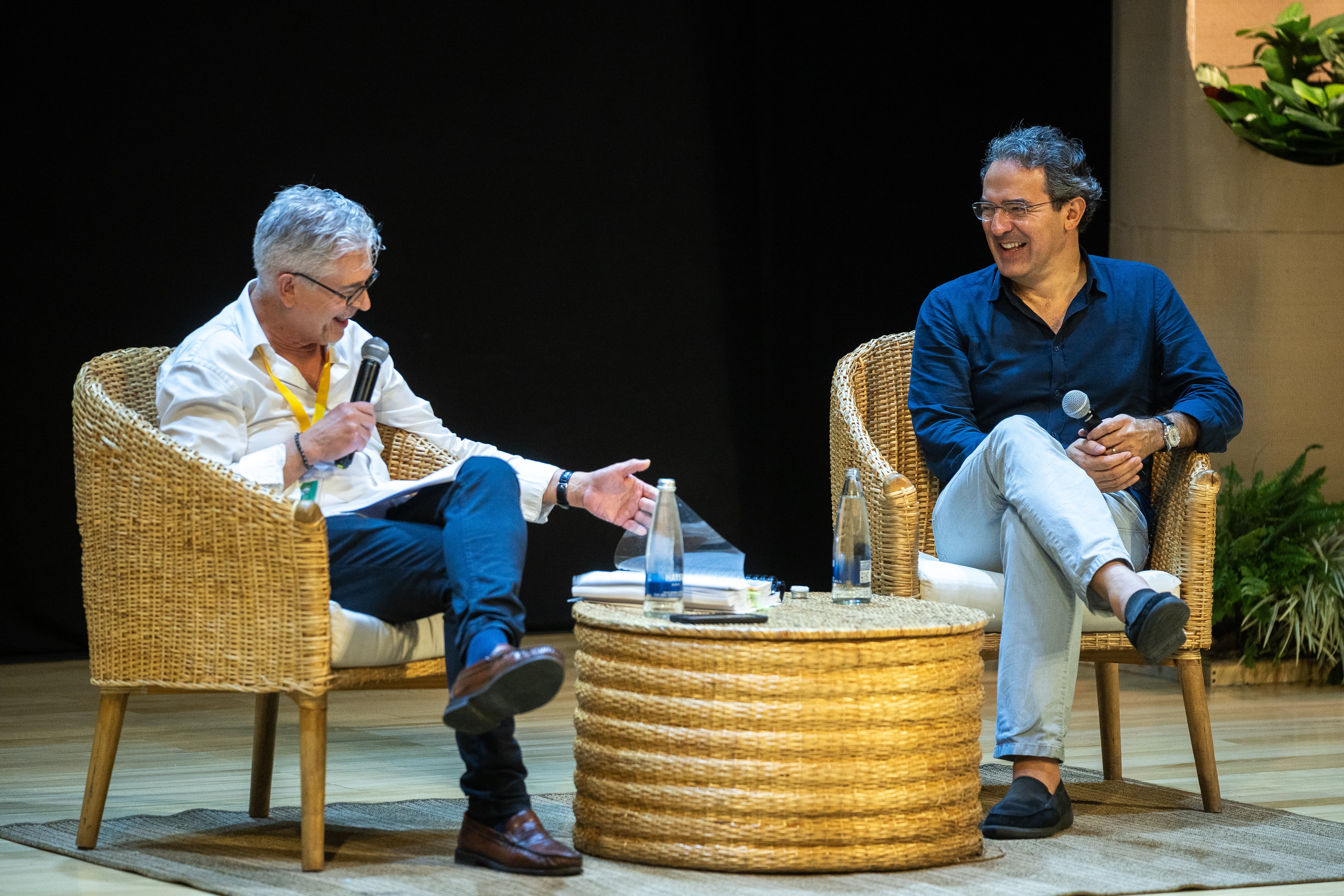Javier moreno conversa con Juan Gabriel Vásquez, durante el Hay Festival.