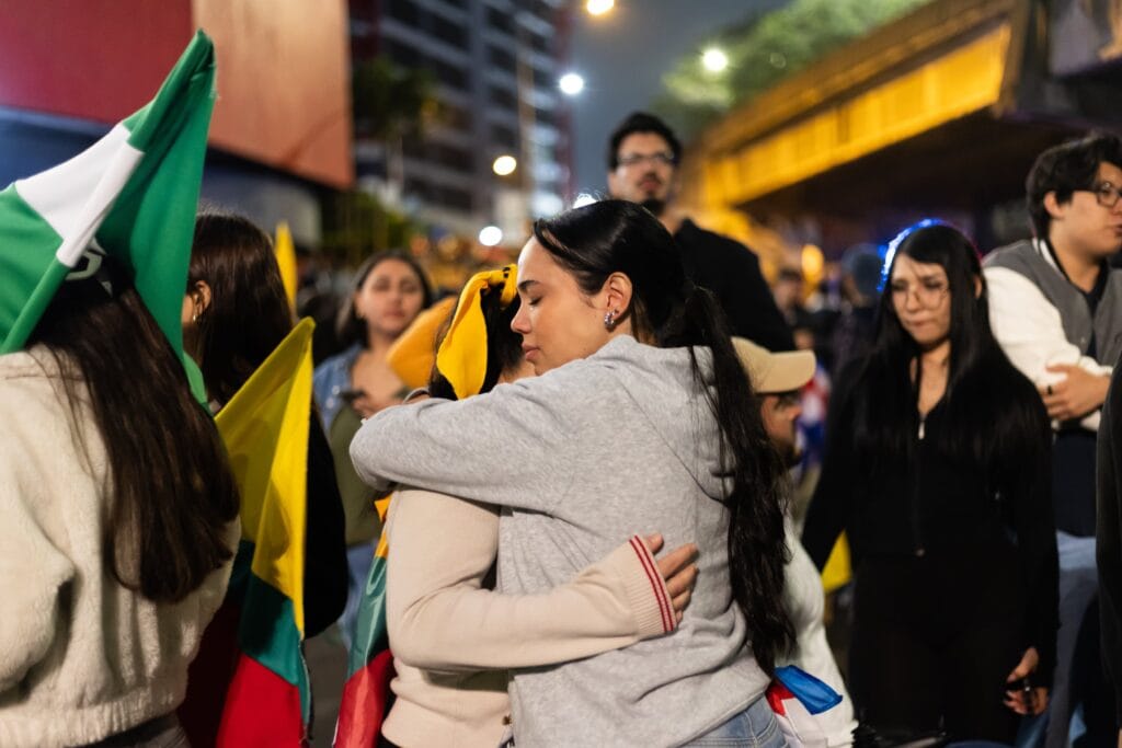 Jóvenes reaccionan ante la derrota de sus agrupaciones políticas tras una concentración multipartidaria de oposición, en San José, Costa Rica, este domingo.