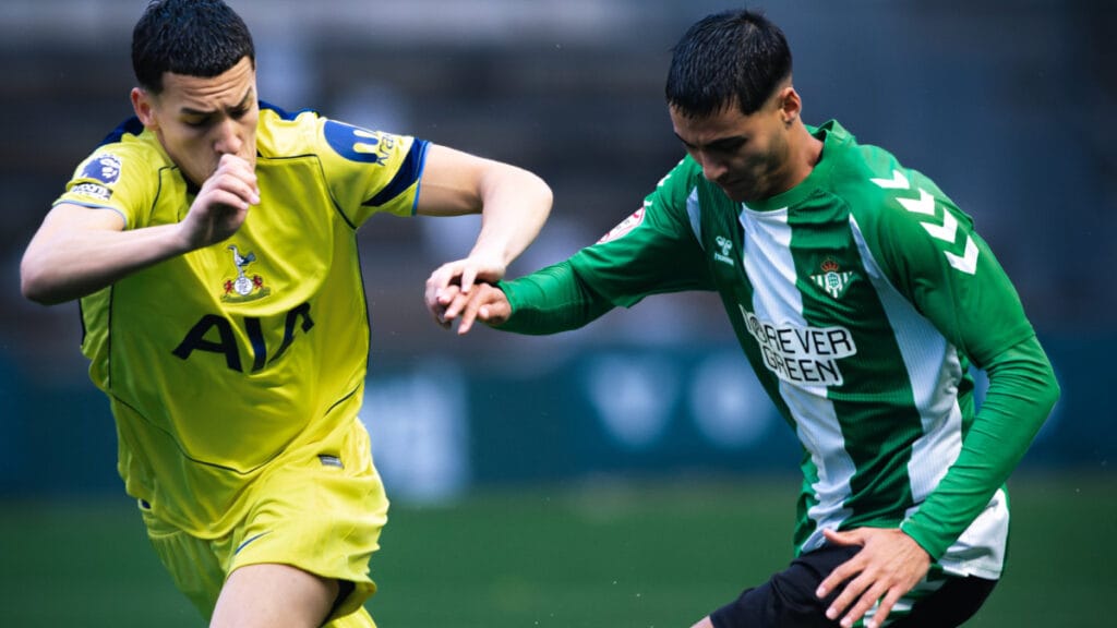 Morante y Marina 'aplastan' al Tottenham para meter al Betis en los octavos de la Youth League