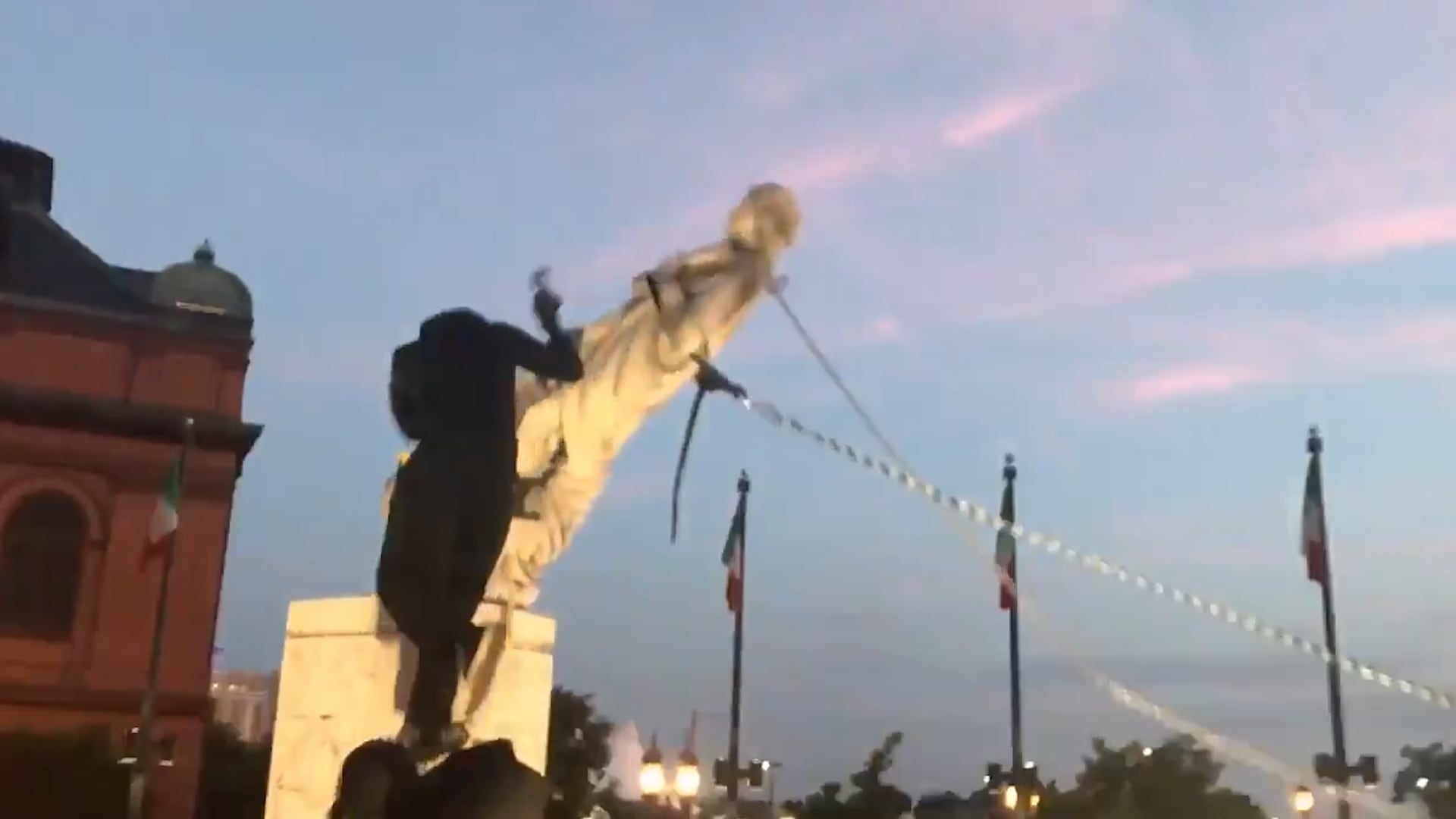 La estatua de Cristóbal Colón en Baltimore fue derribada en 2020 (Captura de pantalla)