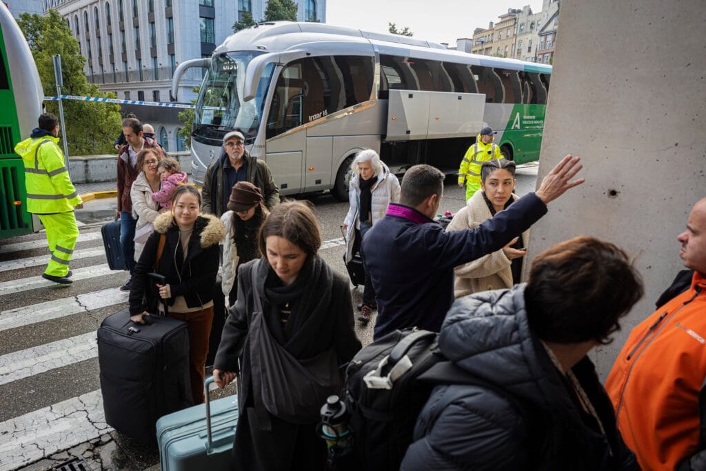 Pasajeros de un AVE, recogidos por un servicio especial de autobuses en Villanueva de Córdoba por un corte en el servicio, a su llegada a la estación de Córdoba.