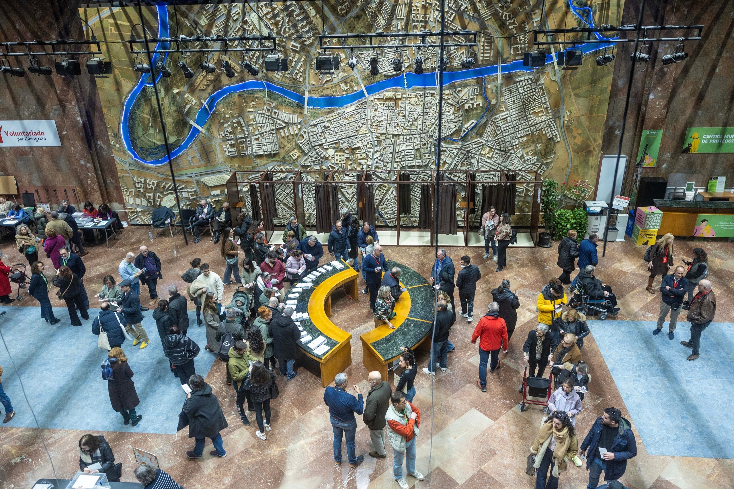 Votaciones en el Ayuntamiento de Zaragoza este domingo.