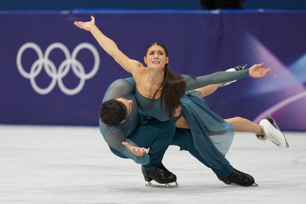 El supremo arte de los patinadores Fournier y Cizeron otorga a Francia la medalla de oro en danza