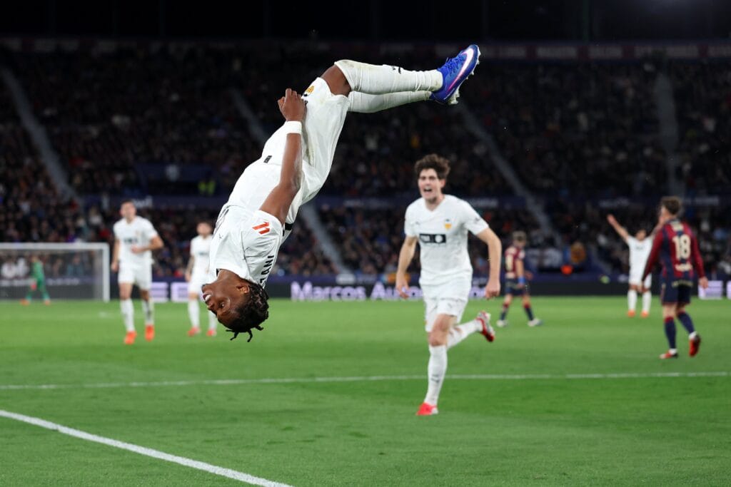 El Valencia se da un respiro con un triunfo en el derbi