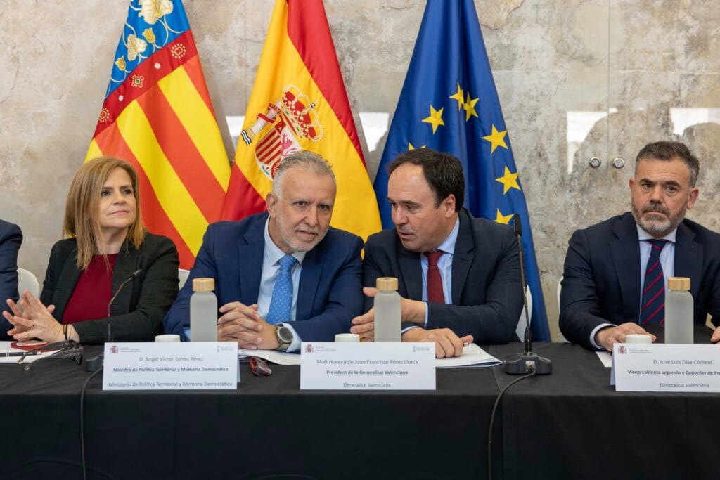 El ministro de Política Territorial y Memoria Democrática, Ángel Víctor Torres (i), preside junto al presidente de la Generalitat Valenciana, Juan Francisco Pérez Llorca (d), la constitución de la Comisión Mixta de la dana en el castillo de Riba-roja de Túria este miércoles.