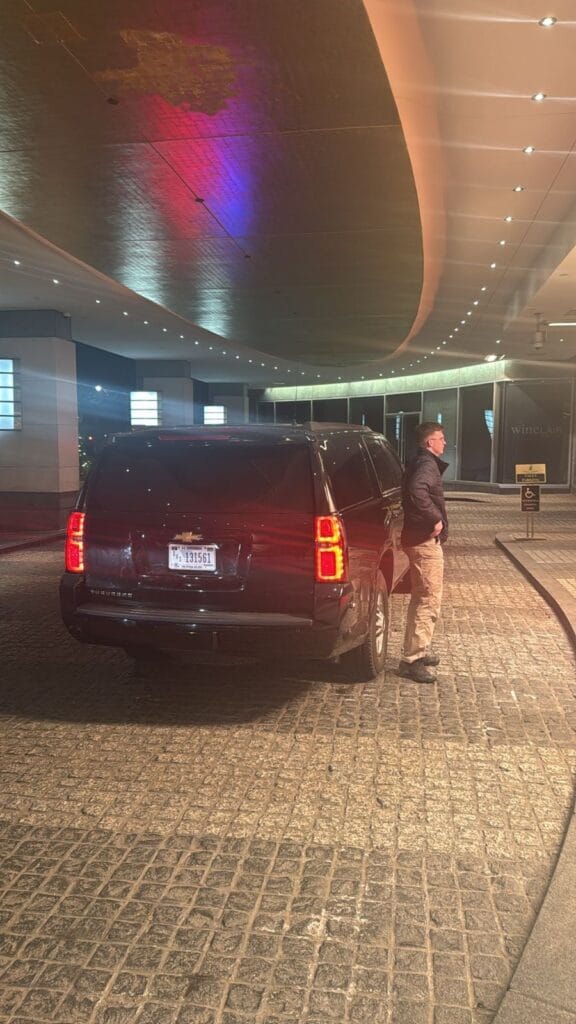 El presidente llegó al hotel Ritz en una van negra, custodiado por efectivos de seguridad