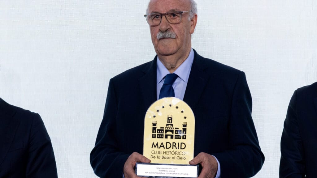 Del Bosque recibe la mención honorífica en la gala del deporte base de Madrid