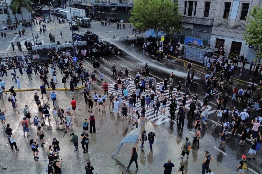 El Congreso argentino debate la reforma laboral de Milei en medio de una huelga masiva