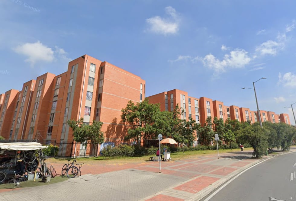 El menor cayó de un tercer piso para impactarse con la hierba de un antejardín en Bosa la Libertad - crédito Google Maps