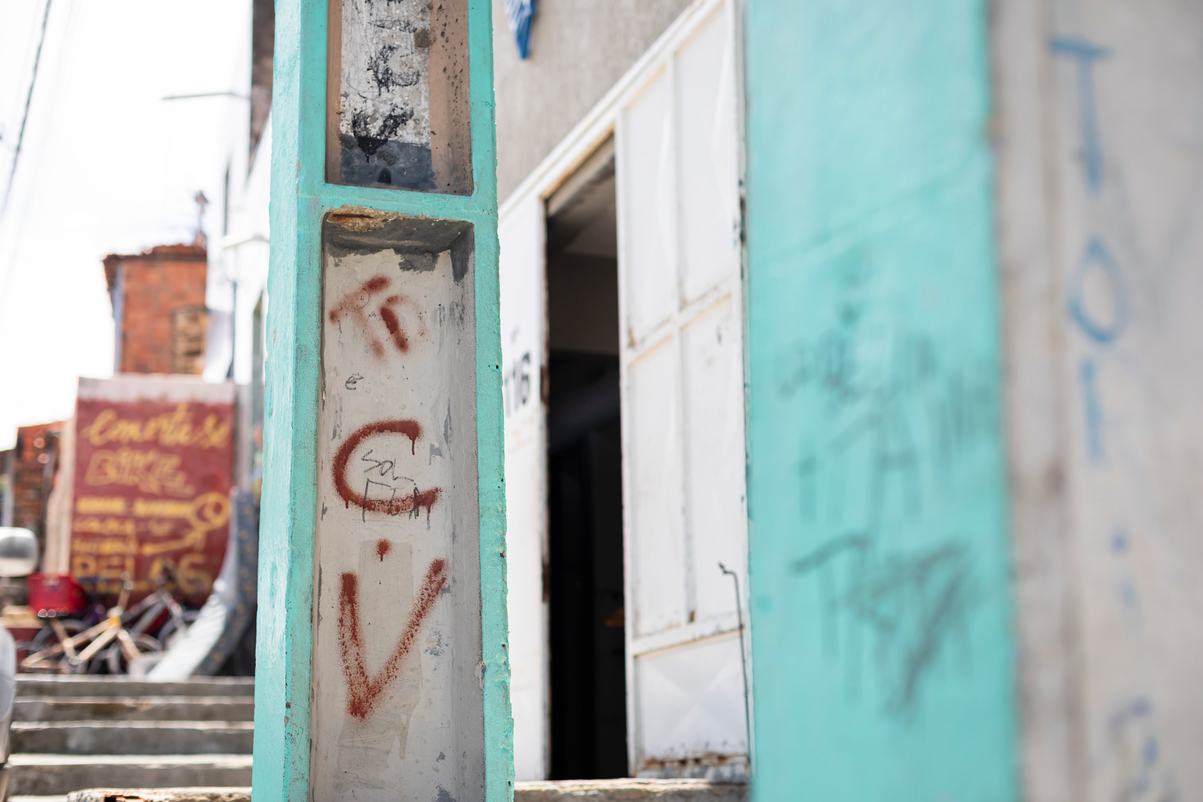 Comando Vermelho, el grupo que controla la venta de drogas en Moura Brasil, deja su huella y impone su dominio a los vecinos de la favela.