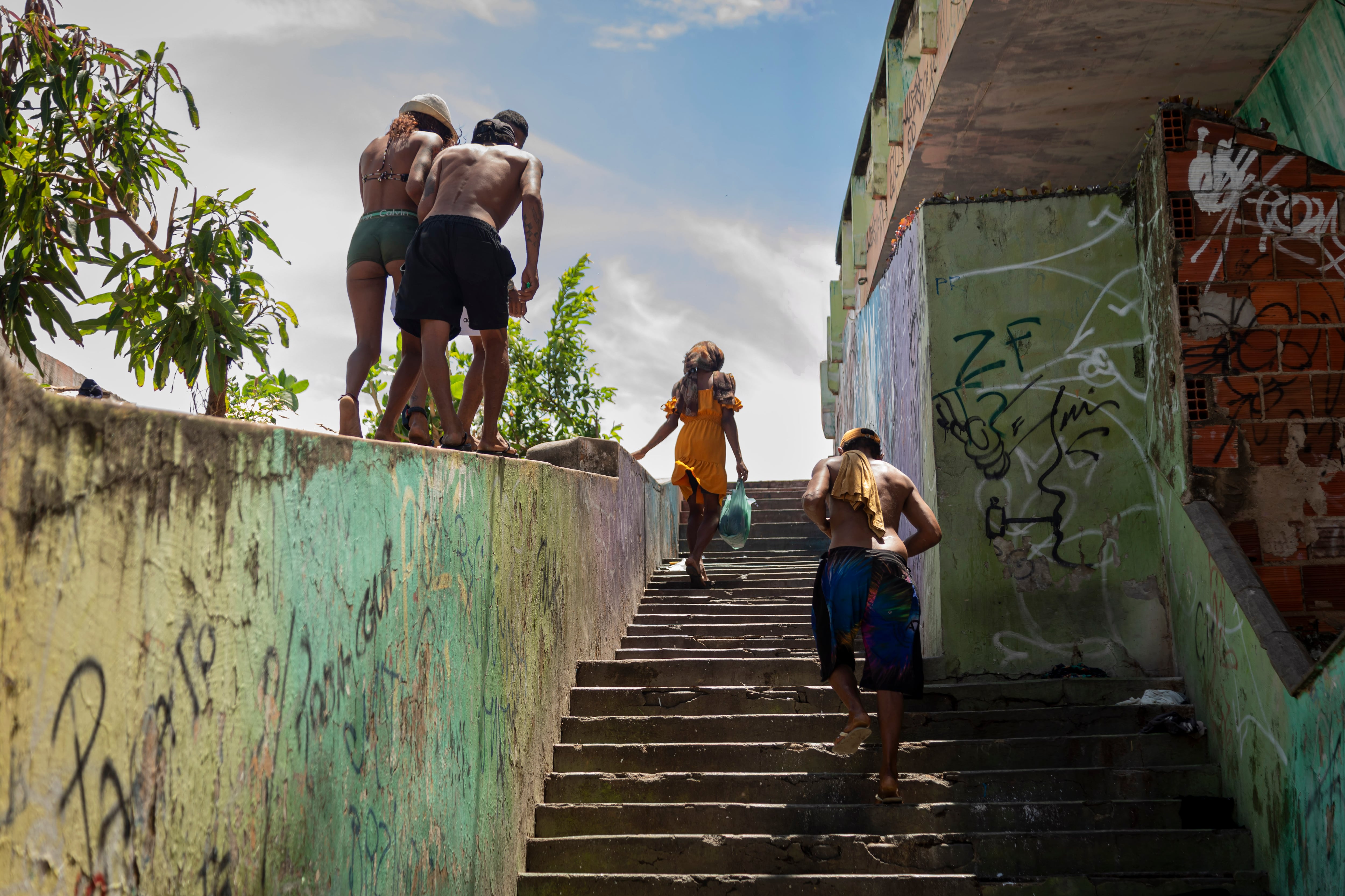 Un grupo de adictos al crack suben por unas escaleras en Fortaleza, el 9 de febrero.