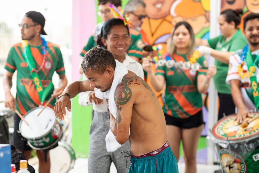 Un usuario de la Estación del Cuidado sale de la ducha, uno de los servicios que ofrece este singular proyecto diseñado para usuarios de drogas y personas sin hogar, en Fortaleza, el pasado 9 de febrero.
