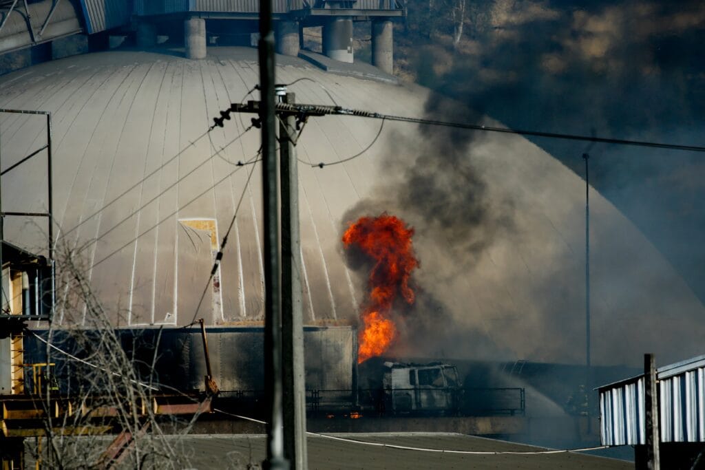 Aumentan a seis los fallecidos por la explosión de un camión de gas en Renca, en Santiago, y 14 personas siguen en riesgo vital