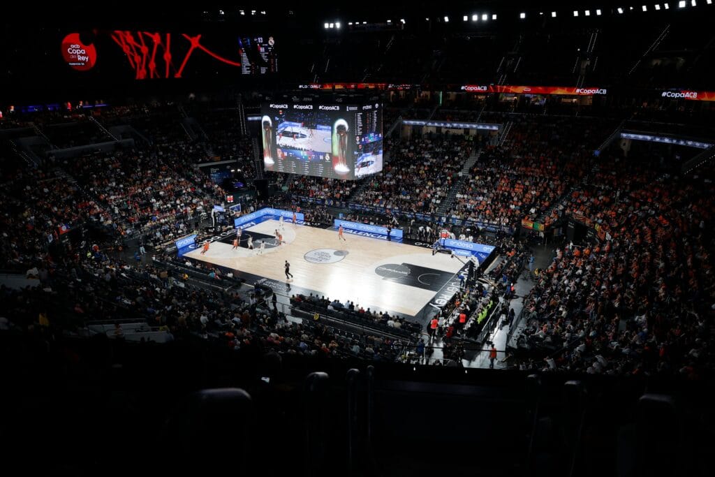 Real Madrid - Baskonia en directo | Comienza la final en el Roig Arena