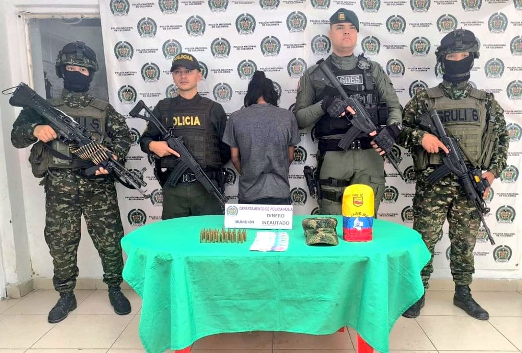 El delincuente fue capturado mientras se encontraba consumiendo bebidas alcohólicas - crédito @HuilaPolicia/X