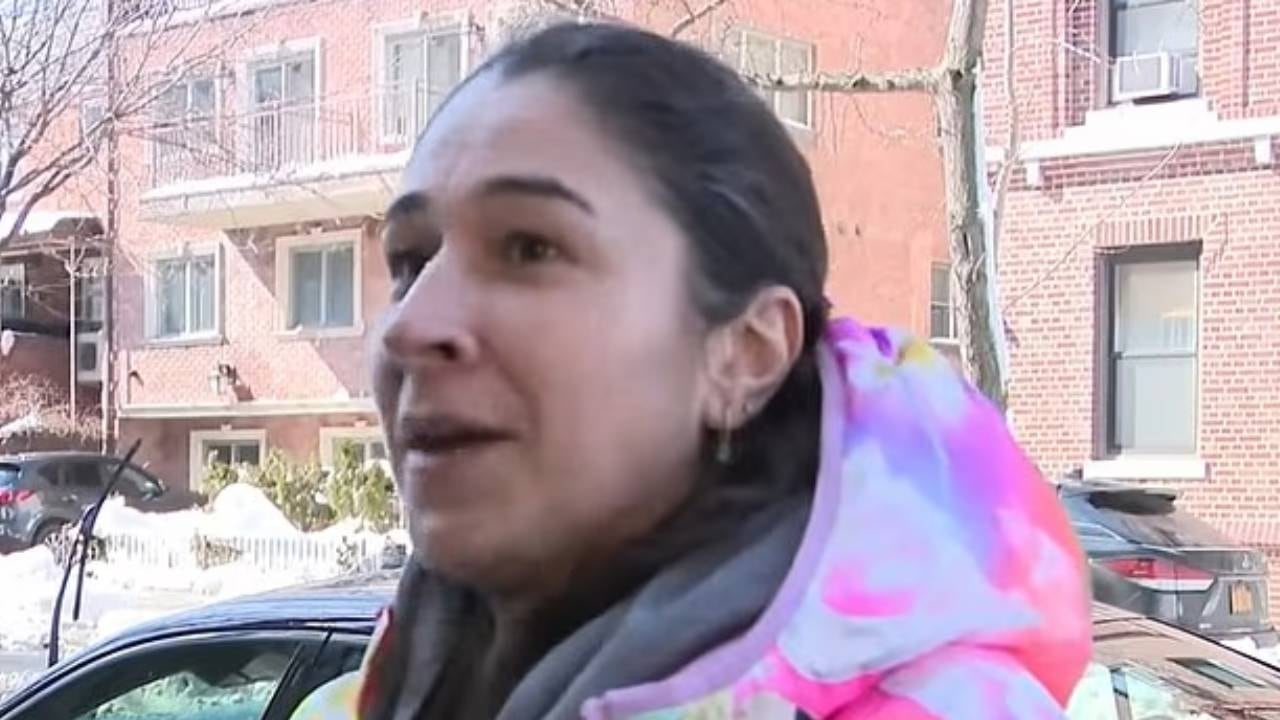 Paula Macias señala el lugar donde encontró su SUV completamente cubierto de nieve, tras una disputa con su vecino.