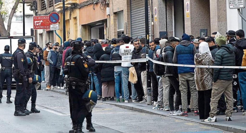 Regularización masiva en España: ¿qué pasa con delitos y antecedentes?