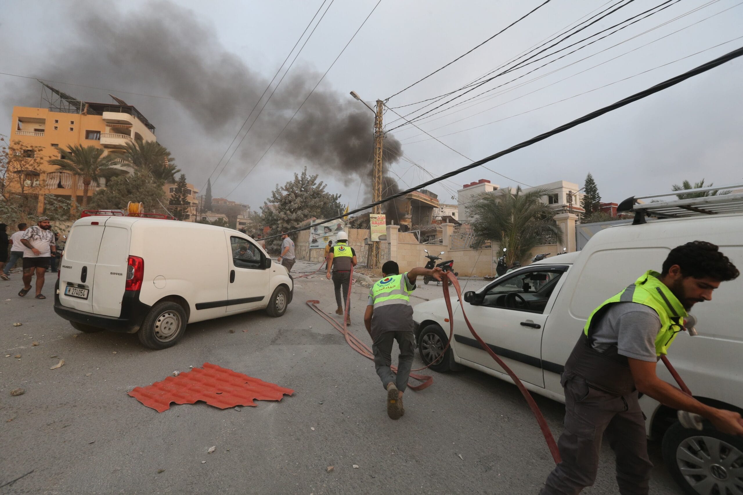 Hezbolá se suma a la batalla con sus primeros proyectiles desde 2024 e Israel bombardea Líbano