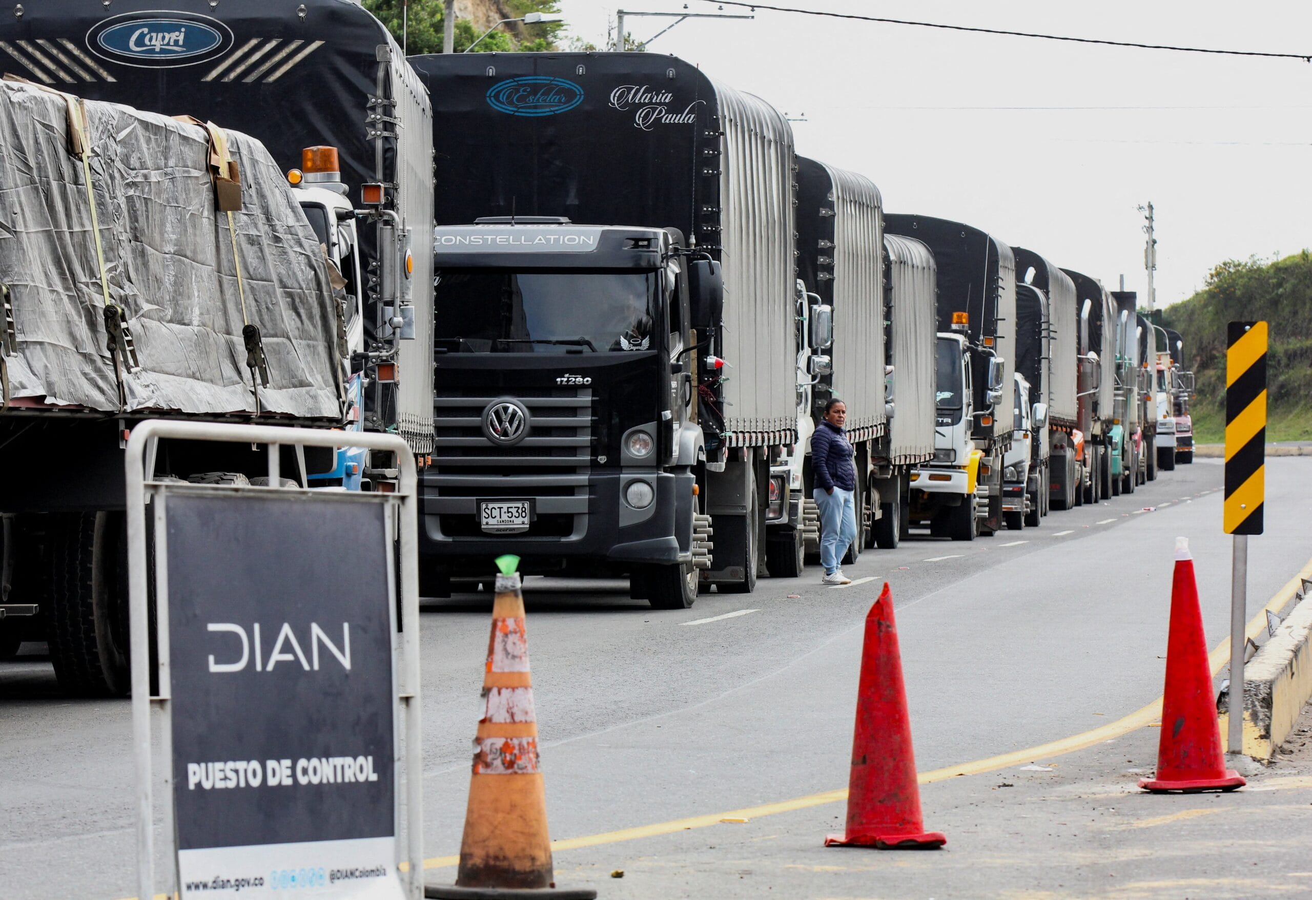 Colombia alista una batería arancelaria para igualar el 50% a Ecuador