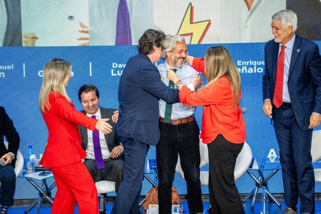 Los integrantes de La Gran Consulta abrazan a Juan Daniel Oviedo, durante un debate, en Bogotá, el 10 de febrero.