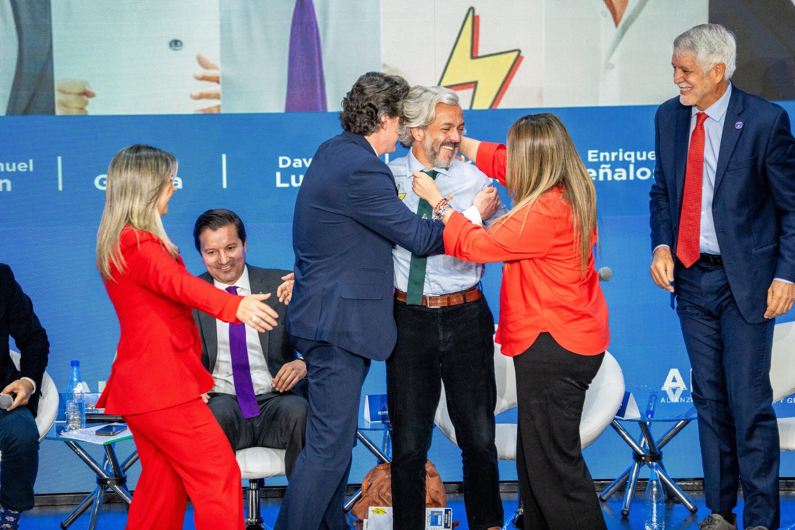Los integrantes de La Gran Consulta abrazan a Juan Daniel Oviedo, durante un debate, en Bogotá, el 10 de febrero.