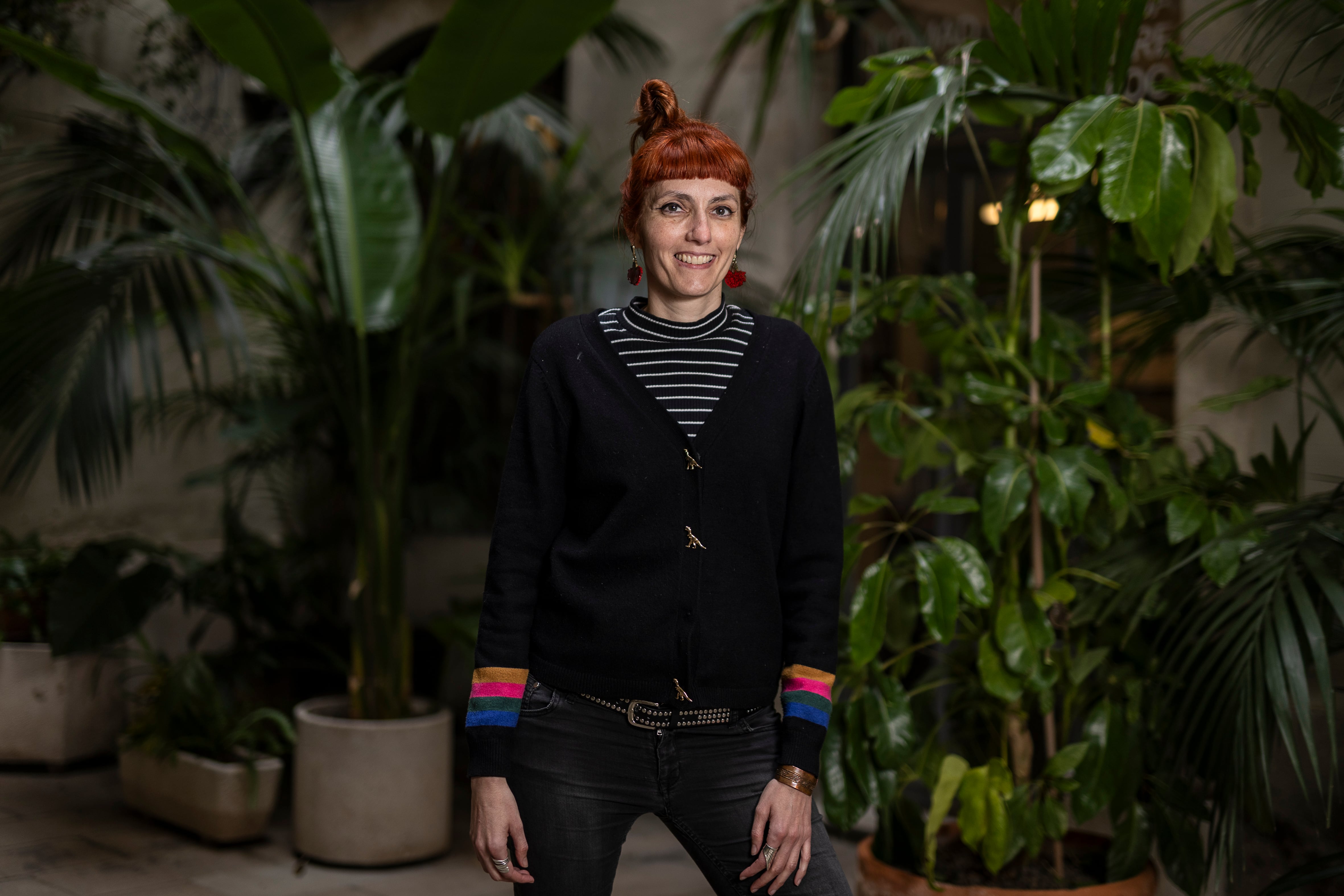 Valdivia, fotografiada en el pasaje Sert, cerca del despacho de la cooperativa Col·lectiu Punt 6, en Barcelona.