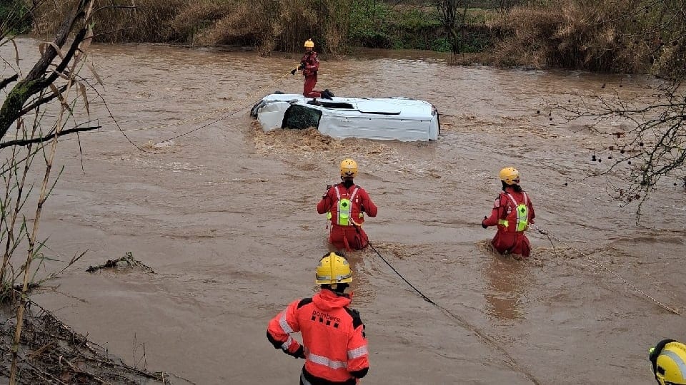 Los bomberos buscan al conductor de un vehículo hallado en una riera de Barcelona