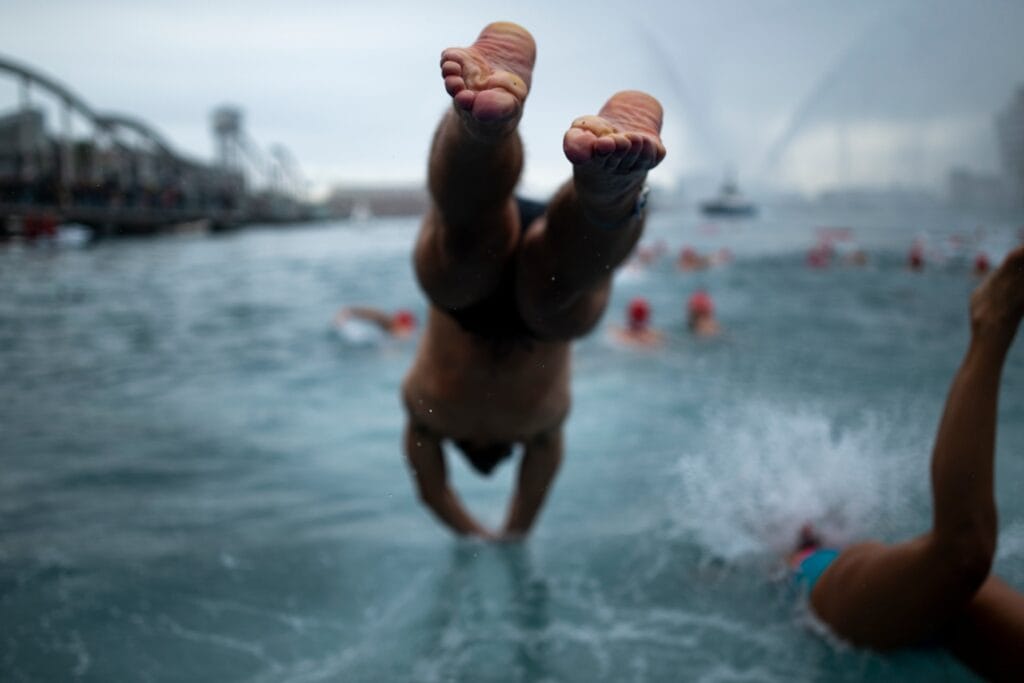 Una persona participa en la 116 Copa Nadal de natación del Club Natació Barcelona, en Moll de Drassanes, a 25 de diciembre de 2025, en Barcelona. (Lorena Sopêna / Europa Press)