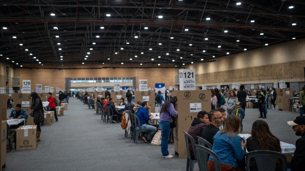 Ciudadanos acuden a votar en Corferias, en Bogotá, este domingo.