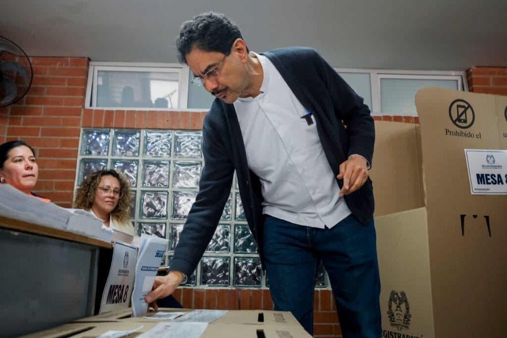 Iván Cepeda emite su voto, en el Colegio San Lucas, en Bogotá, el 8 de marzo.