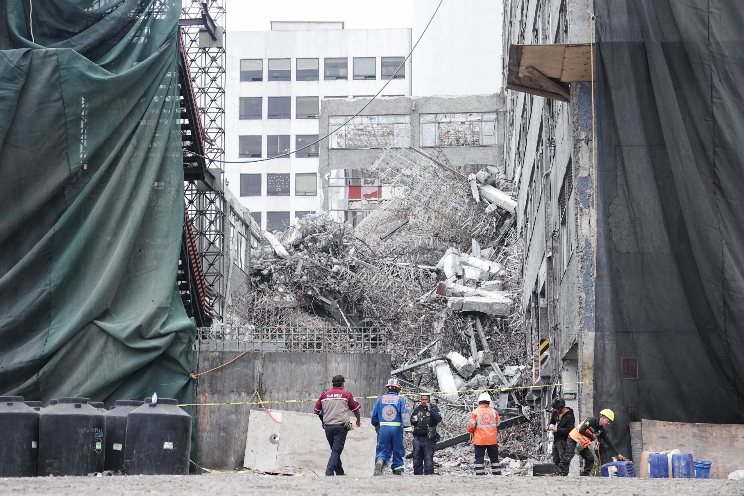 Los equipos de rescate concluyen su trabajo tras sacar a la tercera víctima de los escombros del edificio en San Antonio Abad