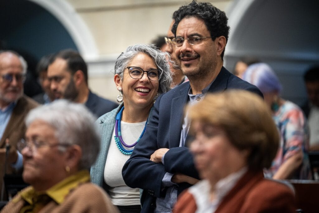 Maria José Pizarro e Iván Cepeda en el debate de la consulta popular en el senado, en Bogotá, el 13 de mayo de 2025.