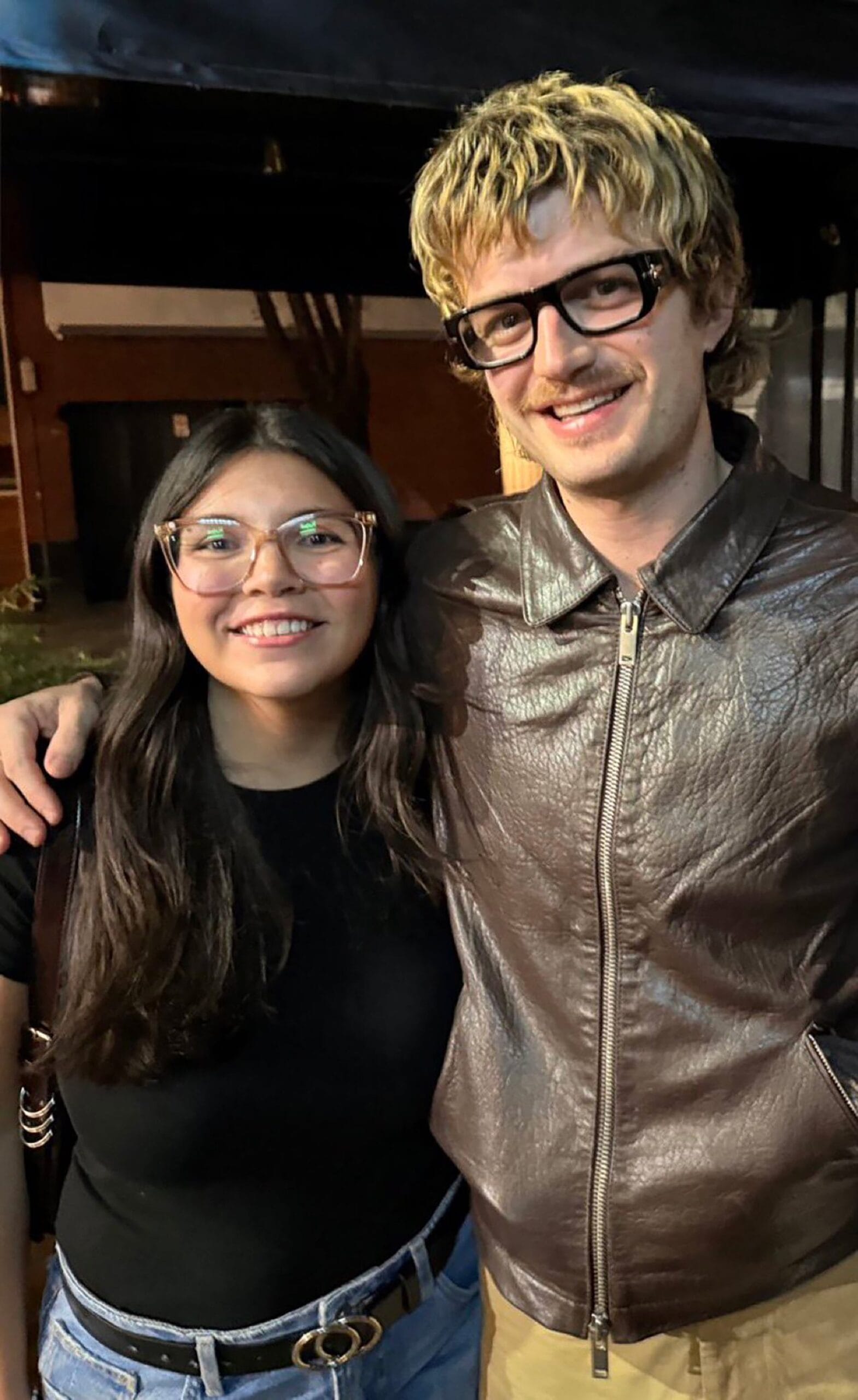 Joe Keery, actor y músico, junto a una fan en Argentina (Crédito: @djoleclerc)