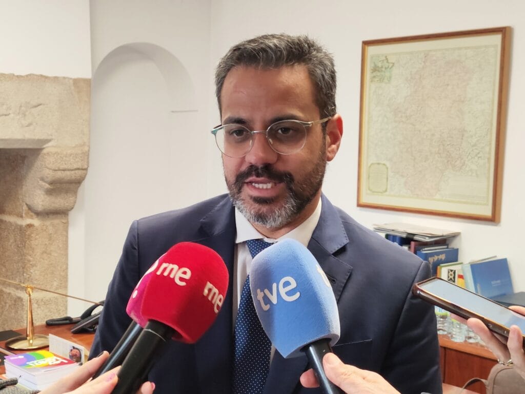 El alcalde de Olivenza renuncia a su candidatura para liderar el PSOE de Extremadura y se une a Sánchez Cotrina