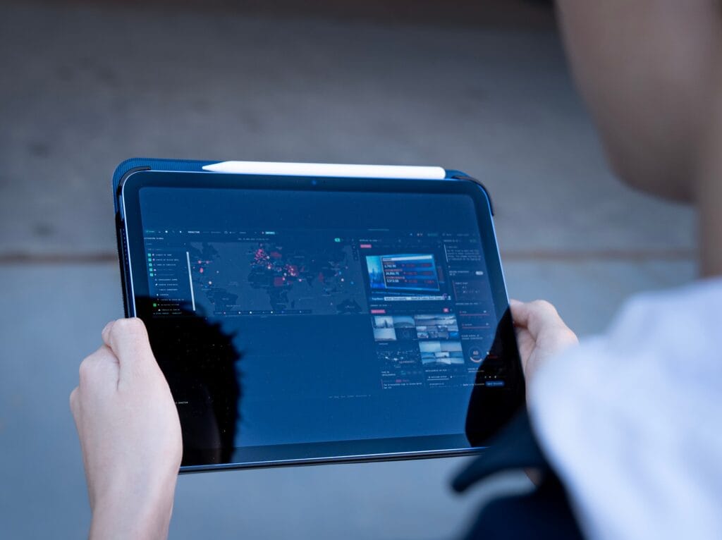 Un joven mira la página web de World Monitor.