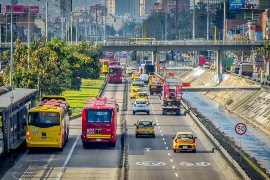 Aumento de Tarifas de Taxi y Modificaciones en el Pico y Placa en Bogotá: Implicaciones para la Movilidad Urbana