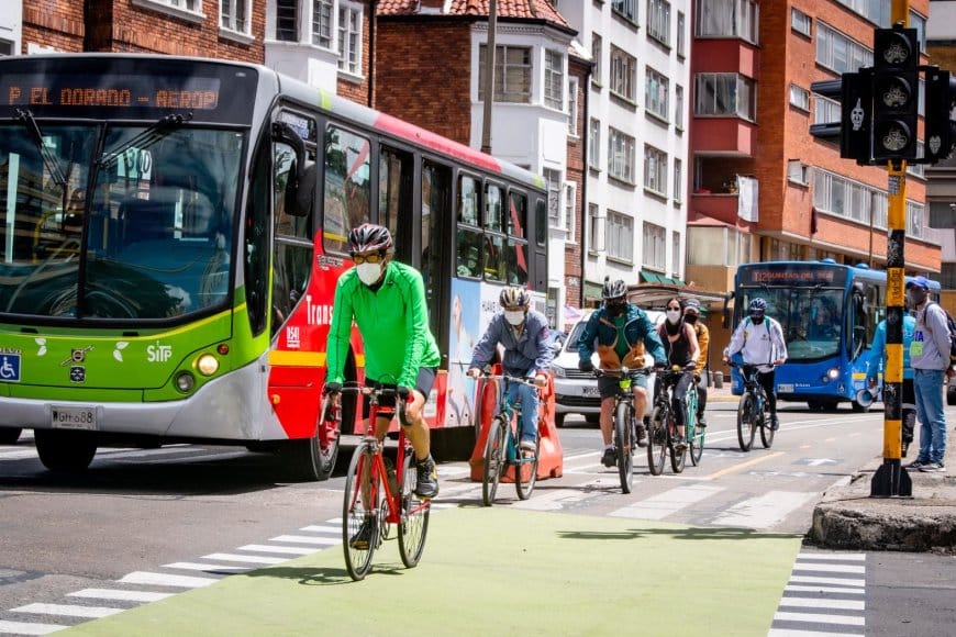 Desafíos del sistema de transporte en Colombia: Soluciones para la movilidad sostenible y la infraestructura vial