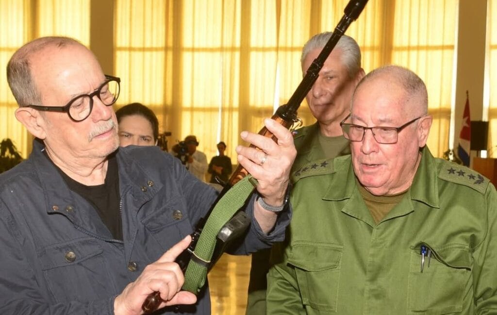 Silvio Rodríguez recibe el fusil AKM que pidió para defender a Cuba si “se lanza” Estados Unidos