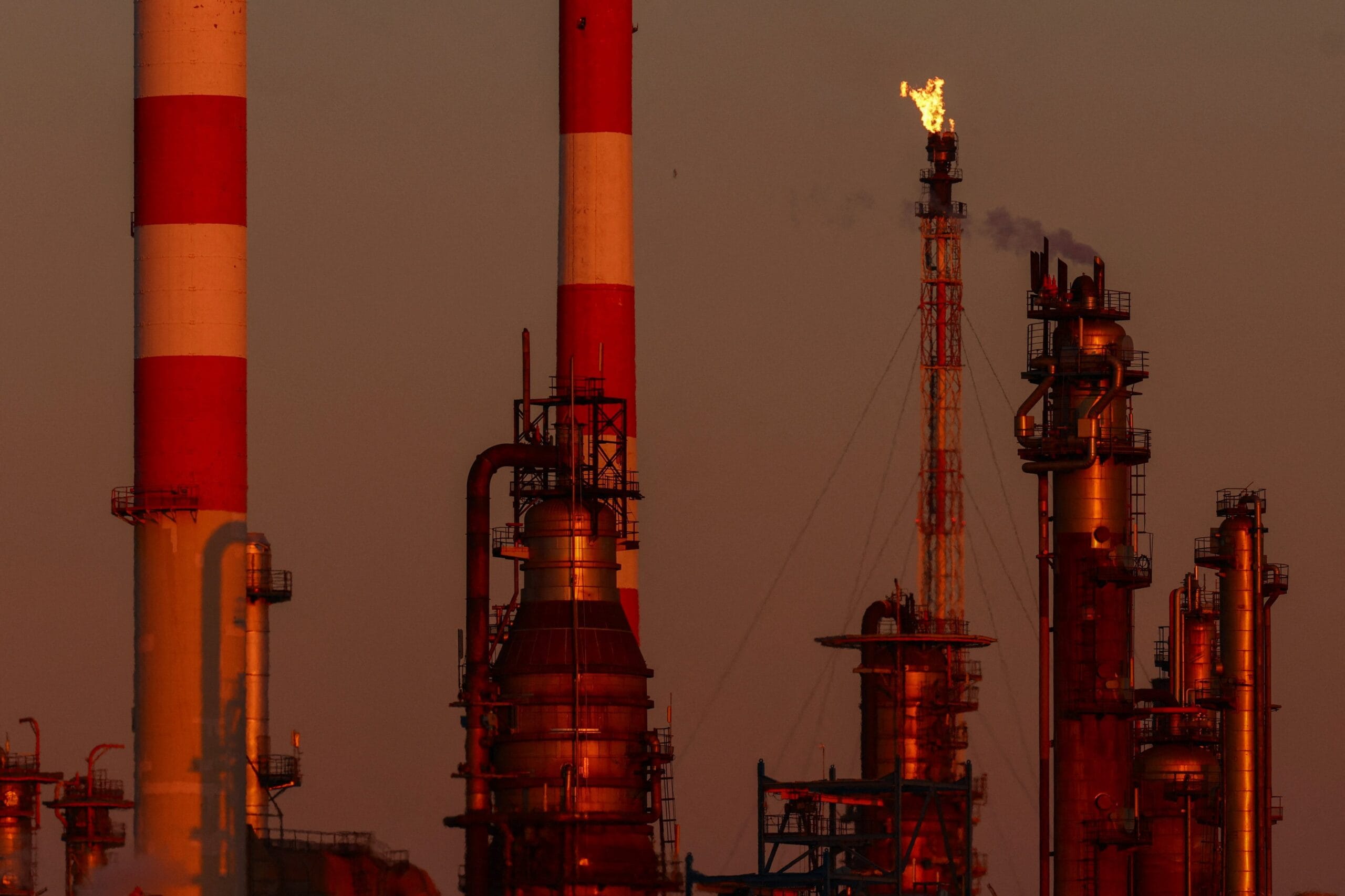 La AIE advirtió que la economía mundial se encuentra bajo una “grave amenaza” por la crisis energética causada por la guerra en Irán (REUTERS)