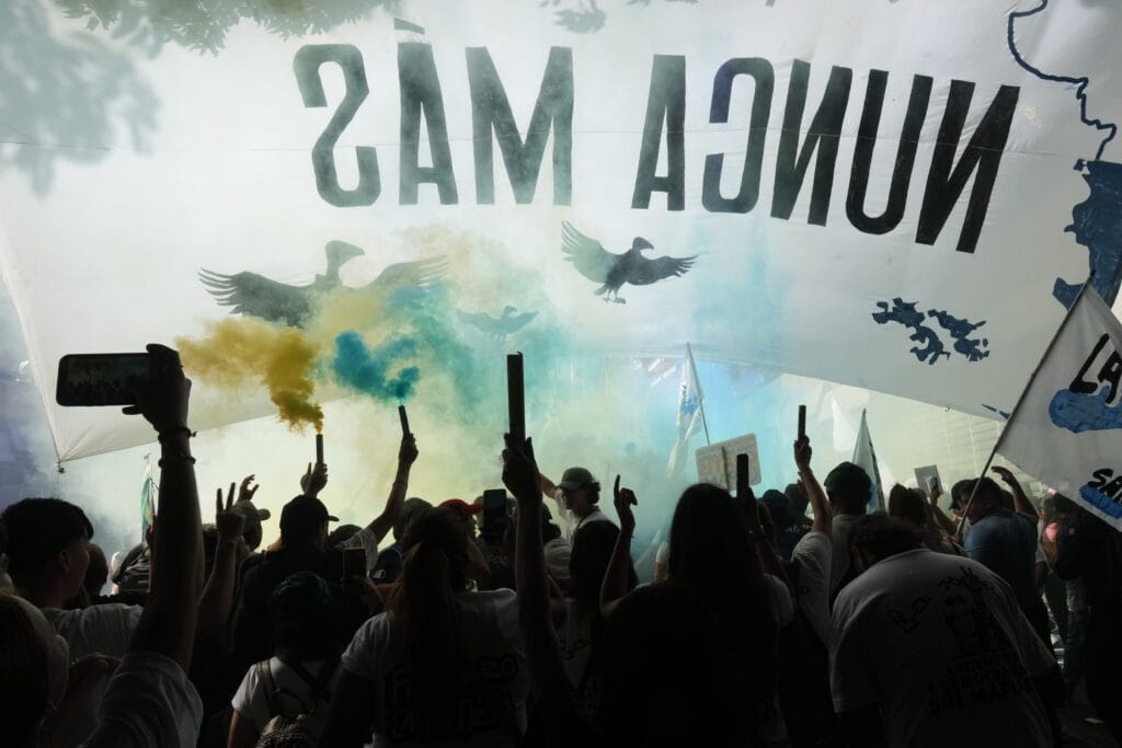 Argentina sale a la calle a 50 años del comienzo de la dictadura: “En la marcha, la memoria está viva”