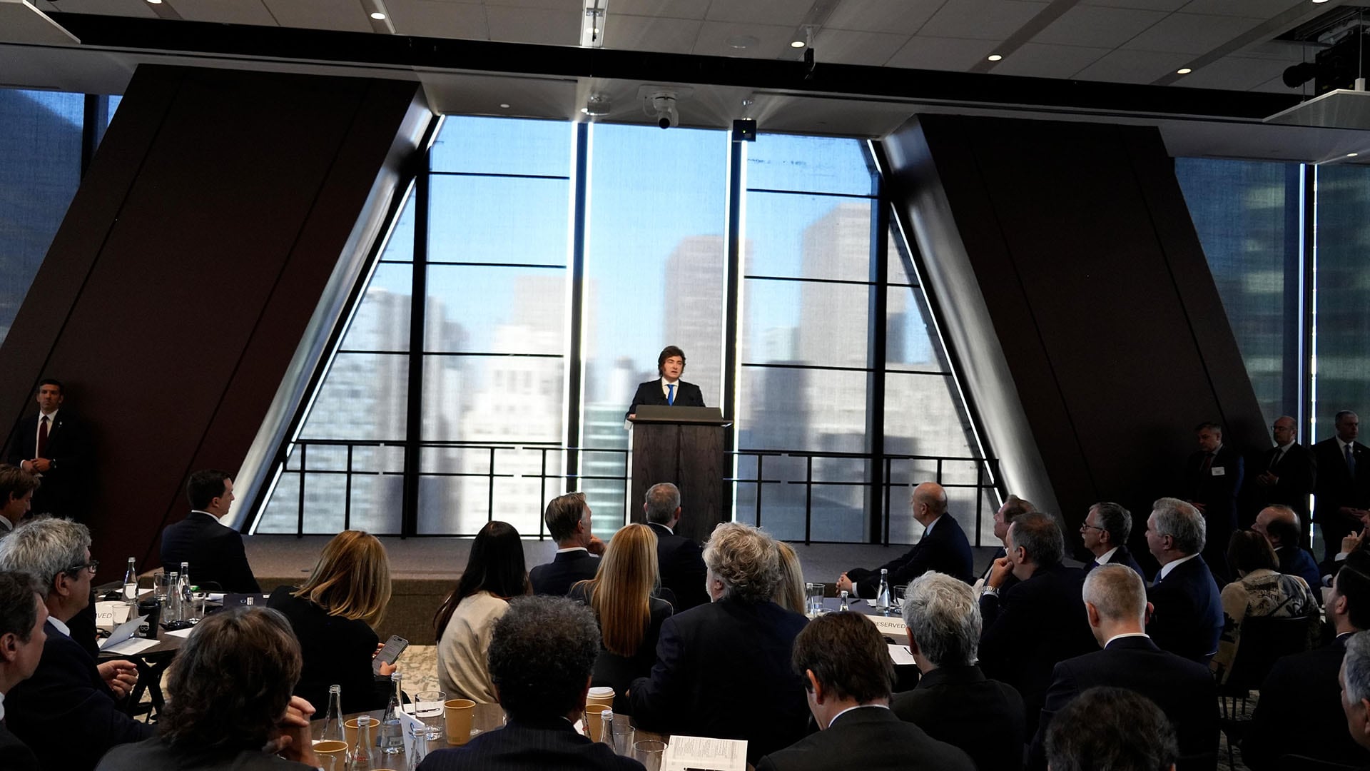 Javier Milei, presidente de Argentina, habla en el seminario Argentina Week en Nueva York ante una audiencia de empresarios y líderes económicos. (Presidencia)