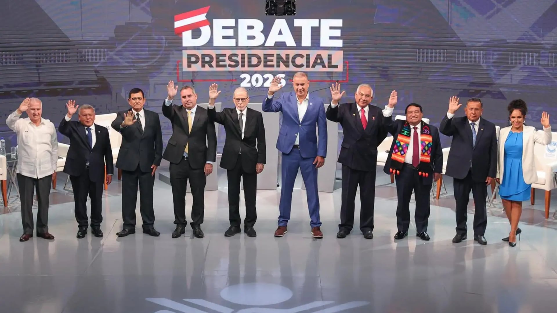 Los candidatos posan para la foto oficial del último debate presidencial organizado por el Jurado Nacional de Elecciones. (Andina)