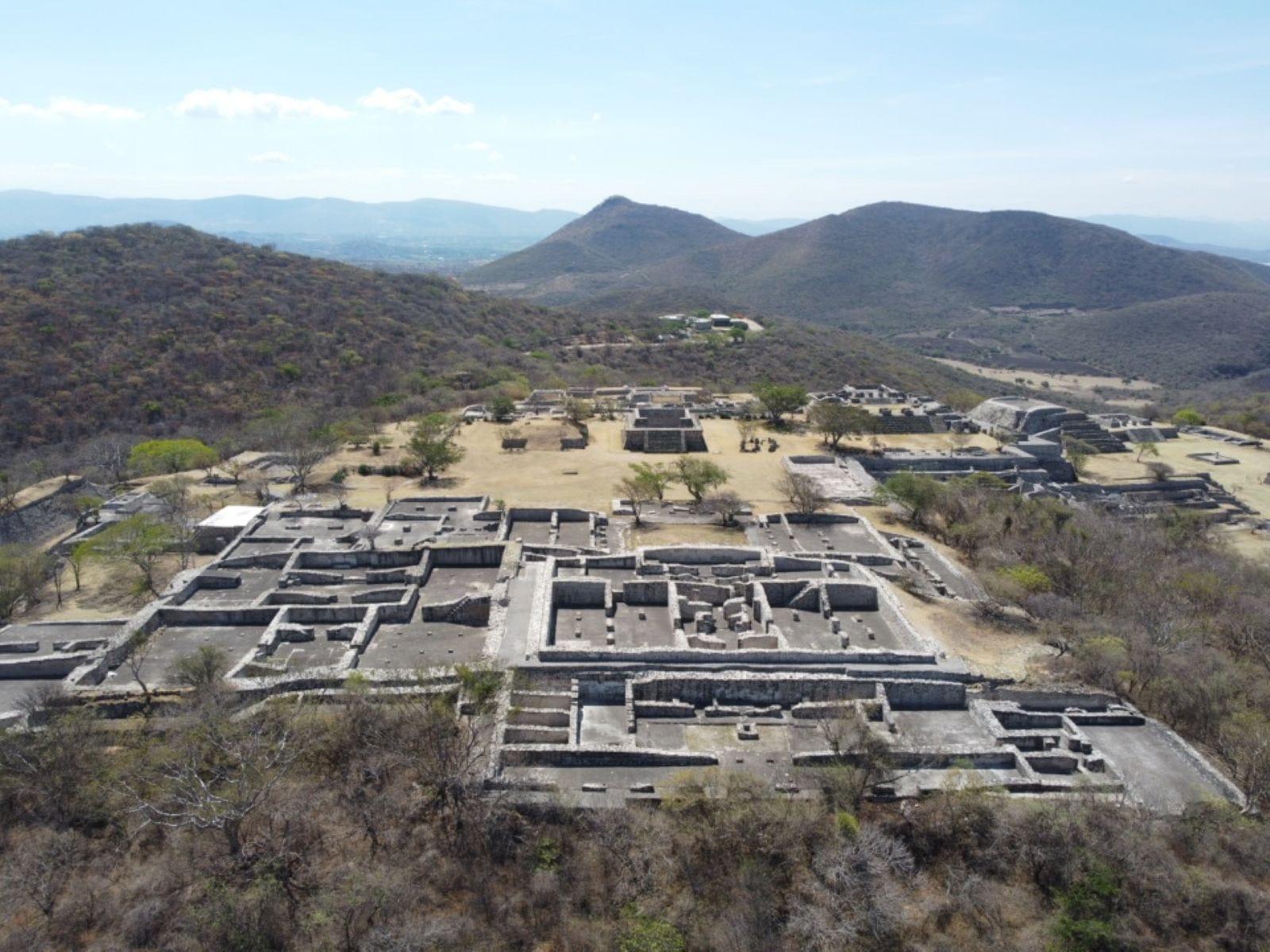 Vista aérea de la Zona Arqueológica de Xochicalco, declarada Patrimonio de la Humanidad por la UNESCO, con su museo de sitio visible en la distancia, rodeada de montañas. ( Daniel Santaella, INAH)