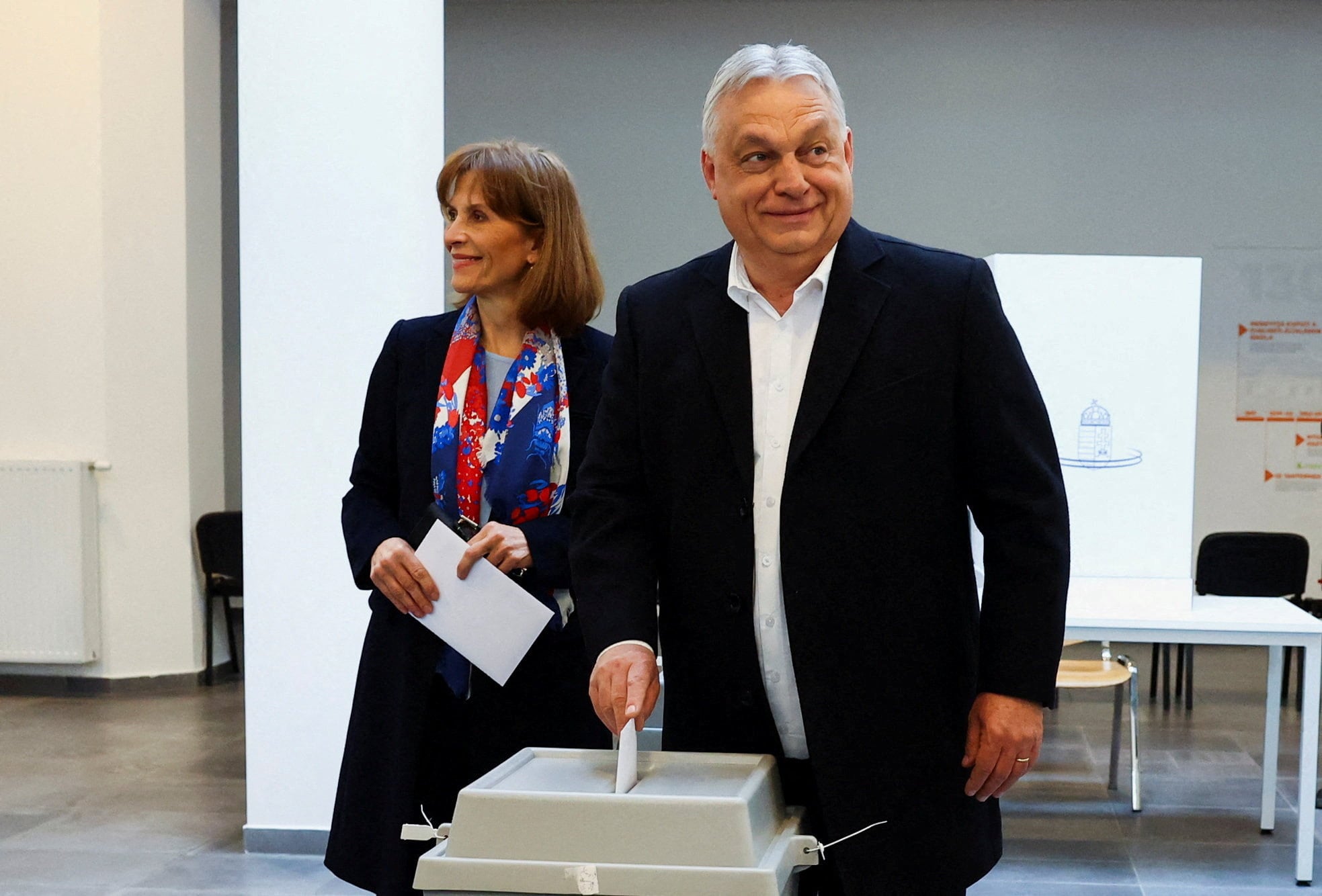 El primer ministro húngaro Viktor Orban y su esposa Aniko Levai votan durante las elecciones parlamentarias húngaras en Budapest, Hungría, el 12 de abril de 2026. REUTERS/Bernadett Szabo
